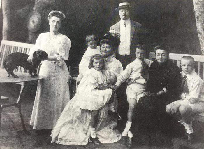 From left to right: VN’s mother, Elena, Olga, VN’s paternal grandmother, VN’s father, VN, Praskovia Nikolaevna Tarnovski, aunt of VN’s mother, and Sergey. The dachshund is Trainy. Vyra 1908. © The Vladimir Nabokov Literary Foundation.